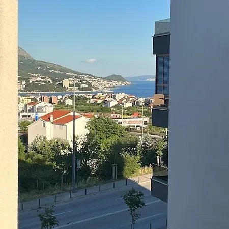 Apartment Sea Peek